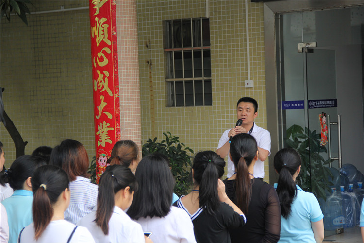胡燕林總經(jīng)理鼓勵(lì)我們只有不斷學(xué)習(xí)進(jìn)步，我們“東晟人”才是“地表最強(qiáng)”者。而在這次的分享中最讓我們印象最深就是“藍(lán)絲帶”所帶給我們的愛(ài)與感恩！