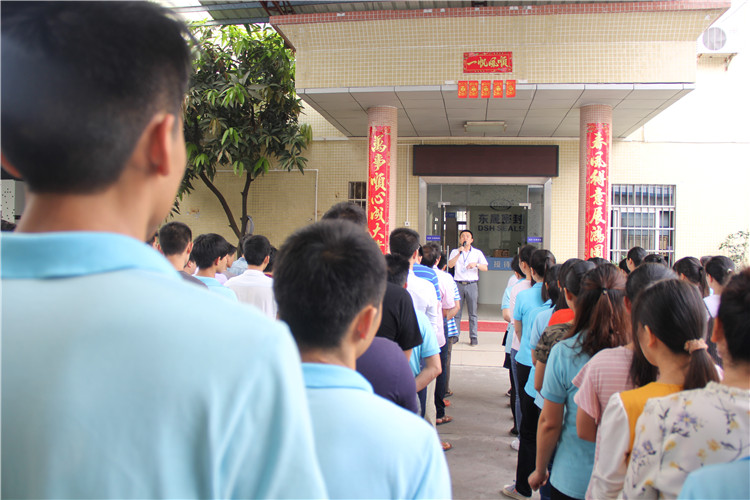 胡燕林總經(jīng)理鼓勵(lì)我們只有不斷學(xué)習(xí)進(jìn)步，我們“東晟人”才是“地表最強(qiáng)”者。而在這次的分享中最讓我們印象最深就是“藍(lán)絲帶”所帶給我們的愛(ài)與感恩！